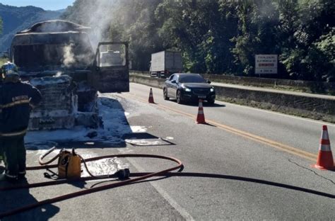 Caminhão pega fogo na BR 277 em Morretes