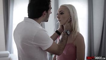 Pequeña rubia se somete a su tutor de matemáticas y se la follan duro XVIDEOS