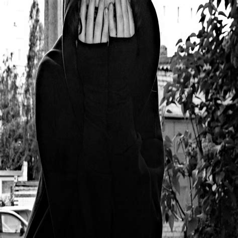 Создать мем "венецианский карнавал, темная эстетика, мантия сатаниста ...