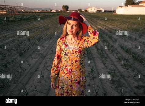 Femme blonde mature souriante Banque de photographies et dimages à haute résolution Alamy