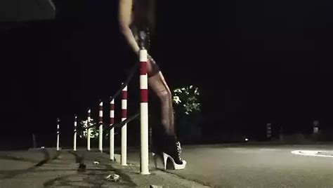 Sissy schlampe in dessous anal fickt auf sexmaschine mit squirting im keuschheitskäfig Guter