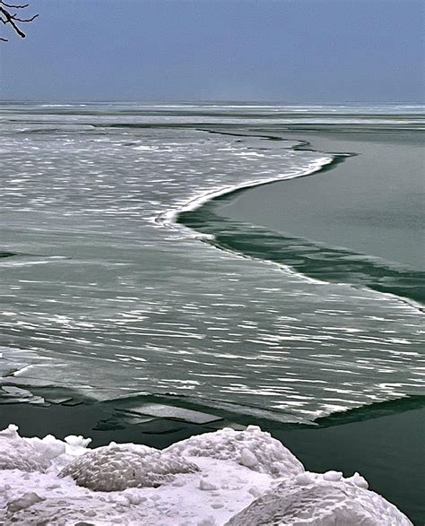 Frozen Lake Michigan, Chicago, IL [OC] [2,871 x3561] : r/waterporn