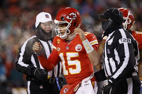 What happened to Patrick Mahomes' helmet? Chiefs star escapes major ...