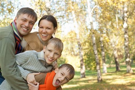 Lykkelig Familie P Naturen Stock Foto Colourbox