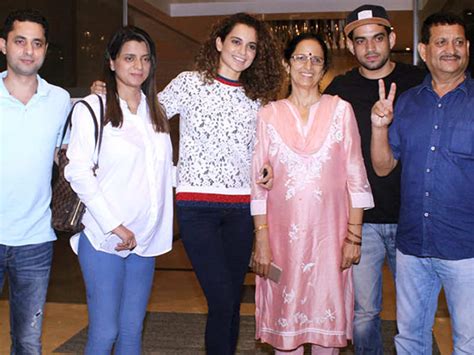 Pic: Kangana Ranaut enjoys a dinner date with her family