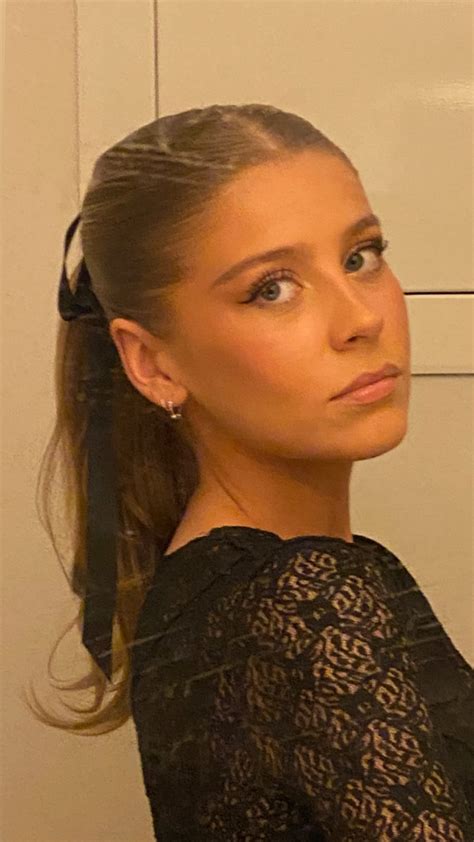 How can someone be this beautiful? : r/transgoddesses