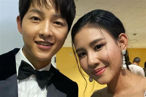 Shenina Cinnamon Pamer Selfie Bareng Song Joong Ki Di Busan