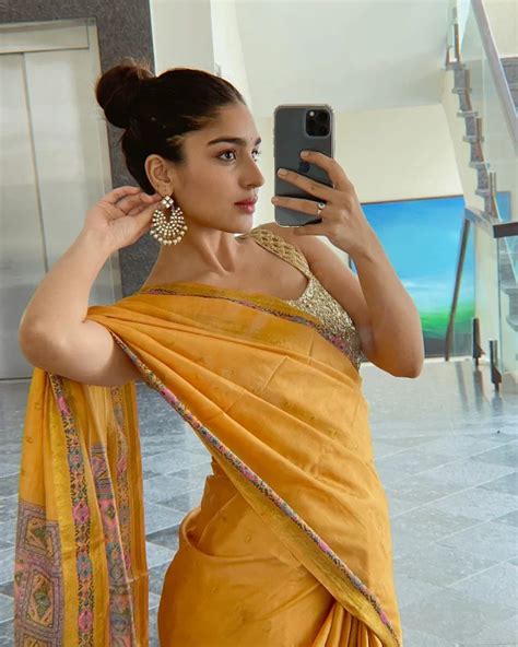 Stunning Hot Photos Of Yukti Thareja In Sarees SpideyPosts