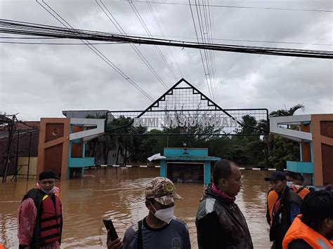 Banjir Bekasi Perumahan Bumi Nasio Indah Graha Indah Terendam 1 2