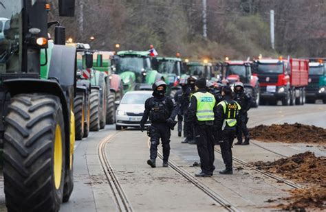 Czech farmers dump manure on Prague streets in renewed protests - The ...