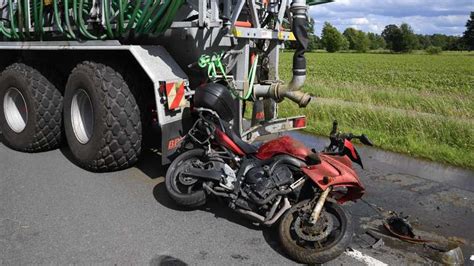 T Dlicher Unfall Motorradfahrer Prallt Gegen G Lle Anh Nger Und Stirbt