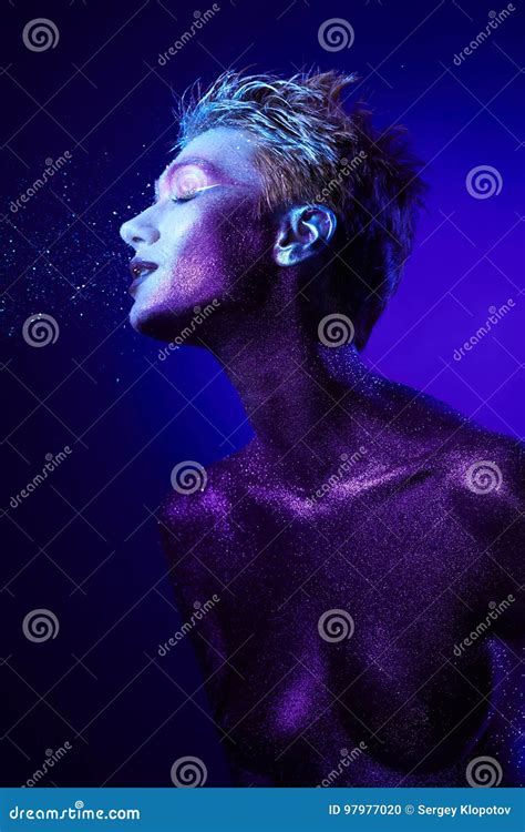 Nude Do Retrato Da Beleza Da Mulher Foto De Stock Imagem De Cristais Joias