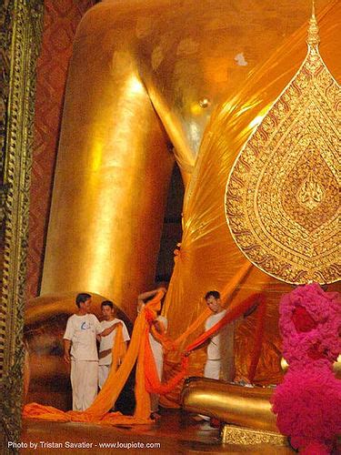 พระพทธรป Monks Dressing up Giant Golden Buddha Statue in Chinese