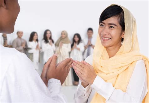 Saludo Del Hombre Y De La Mujer De La Manera Tradicional Musulm N