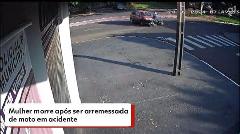 Mulher morre após ser arremessada de moto em acidente vídeo mostra