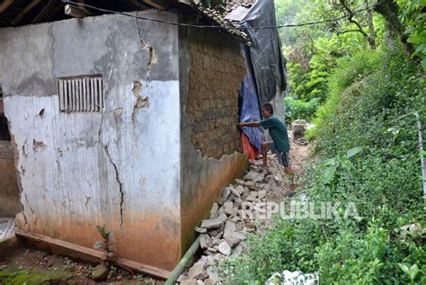 Rumah Rusak Di Bandung Imbas Gempa Yang Berpusat Di Garut Republika