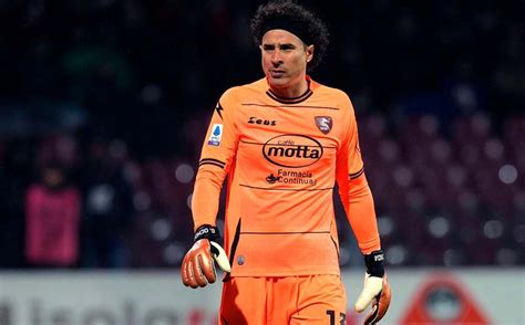 VIDEO Increíble doble atajada de Memo Ochoa ante la Fiorentina