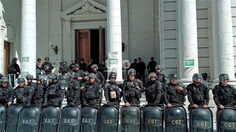 Legislatura Crónica De Una Sesión Que Estuvo Cruzada Por Manifestantes