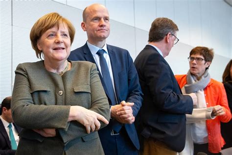 Bilderstrecke Zu Akk Und Das Kanzleramt Merkel L Sst Sie Laufen