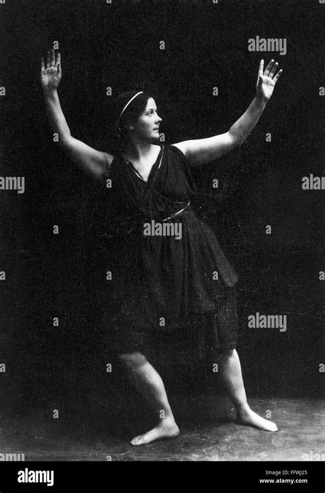 Isadora Duncan 1877 1927 Namerican Dancer Photographed In Ancient