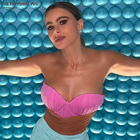 Sofia Vergara Exposed Her Tits In Cleavage Photos The Fappening