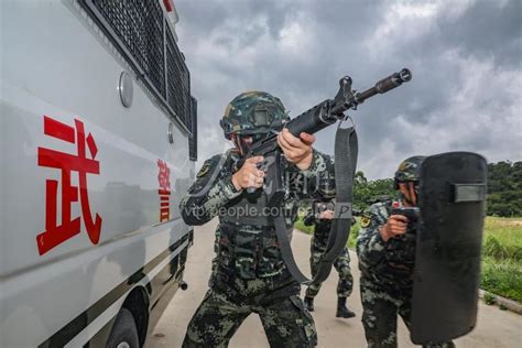 广西防城港：武警官兵开展山地反恐演练 人民图片网