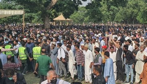 Legendary Comedian Umer Sharif Buried At Abdullah Shah Ghazi Graveyard