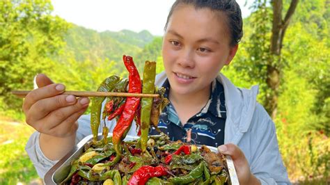 This Woman Eats Chili Peppers Every Day 歐妹吃辣厲害，摘3斤辣椒做下飯菜，加堆豆豉爆辣過癮吃出一身汗