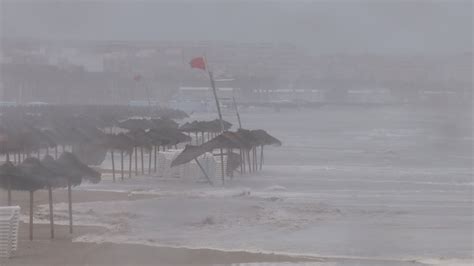 El Temporal De Lluvia Y Viento Se Deja Notar En Las Playas De Valencia