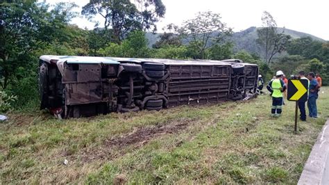 Acidente entre ônibus e caminhão deixa ao menos dois mortos e vários