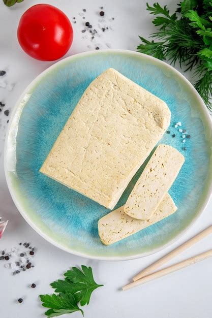 Rodajas De Queso De Soya Tofu En Una Tabla Para Cortar Con Especias De