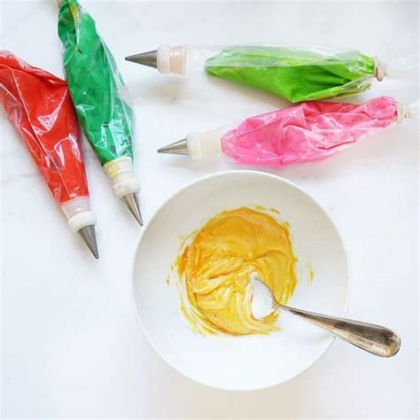 BEST SUGAR COOKIE ICING -- easy recipe for cookie decorating