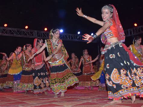 Garbos Enthusiasm In Navrang Dandiya At Kalidas Academy कालिदास अकादमी में नवरंग डांडिया