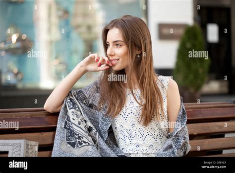 Junge Brunette Frau Fotos Und Bildmaterial In Hoher Aufl Sung Alamy