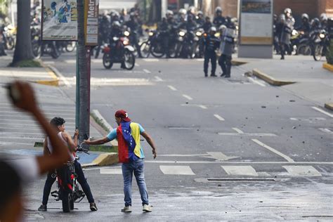 Militares lanzan lacrimógenas contra venezolanos que rechazan resultado