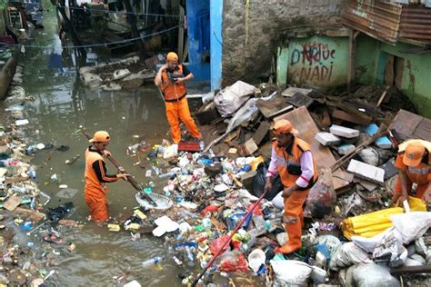 Kampung Pulo Banjir Anak Anak Main Air Warga Bersihkan Rumah