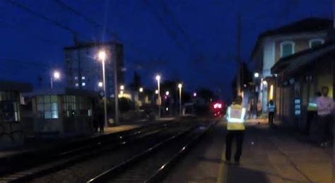 Ragazza Suicida A Anni Sotto Il Treno Disagi Su Linea Per Brescia