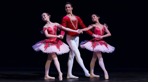 Alunos da Escola de Dança de São Paulo se apresentam no palco do