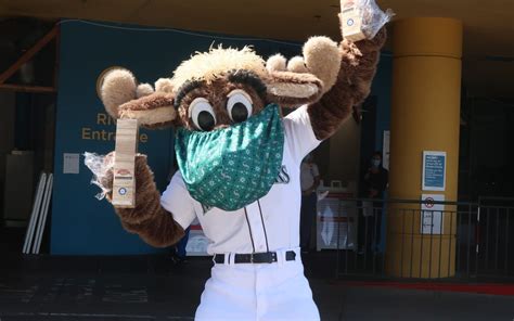 Fun with the Mariner Moose at Children’s Hospital! - Hempler's Foods