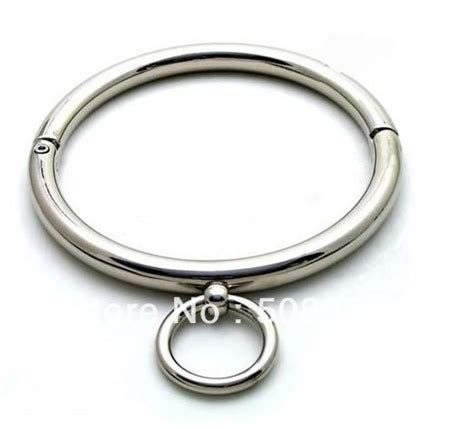 Hy hữu cậu nhỏ mắc kẹt trong chiếc vòng thép sex toy
