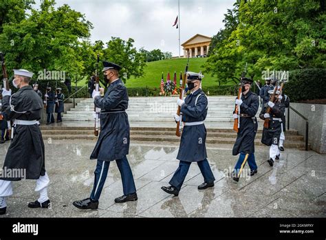 Les membres des Forces armées américaines organisent une cérémonie de