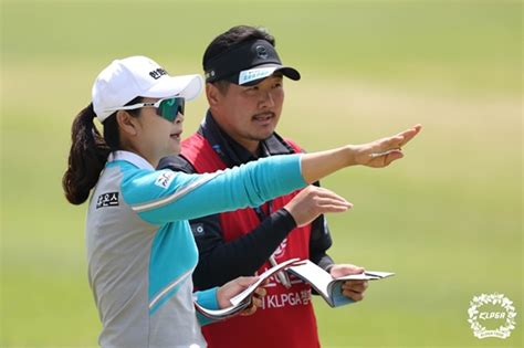 골프타임즈 모바일 사이트 포토 Klpga 챔피언십 캐디와 그린 상태를 파악하는 김아림