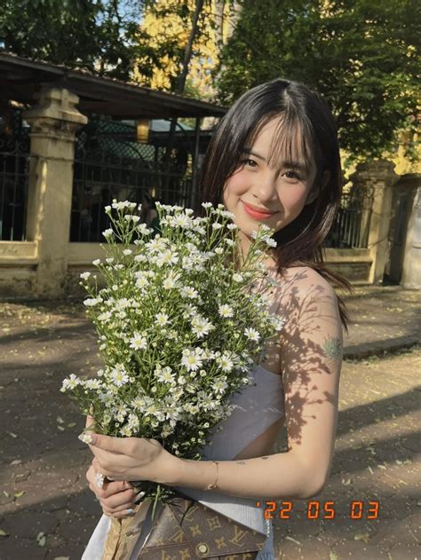 Hot girl Hà thành chỉ cần cười cũng thu hút 10 triệu lượt xem là ai