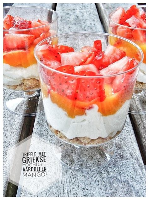 Trifle Met Mascarpone Griekse Yoghurt Aardbei Spritskoeken En Mango