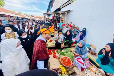 Kunjungi Pasar Mbongawani Jokowi Beri Bansos Dan Beli Cabai Ende