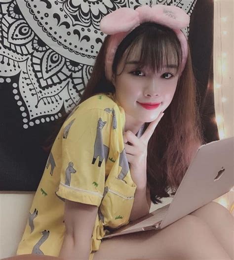 Bạn gái Văn Toàn lúc nhí nhảnh dễ thương khi diện bikini cực chất