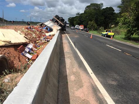 Carreta Carregada De Mamão Tomba Na Br 101 Em Guarapari Portal 27