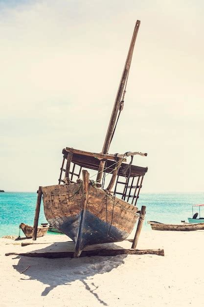 Linda Linha Costeira De Zanzibar Barco De Pesca De Madeira Na Praia