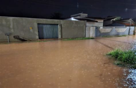 Chuva Alaga Ruas E Volta A Assustar Moradores V Deo Folhamax