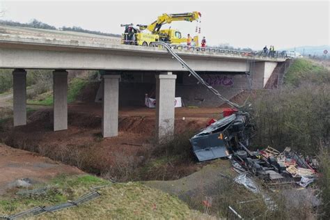 Unfall A T Dlicher Unfall Auf Der A Lkw Durchbricht Leitplanke